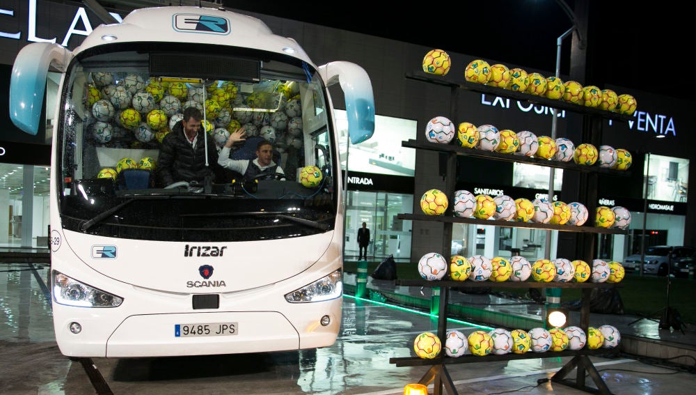 Los balones y botas solidarias del autobús de Joaquín en 'El Hormiguero 3.0' llegan a la Fundación Eusebio Sacristán