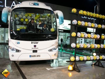 Los balones y botas solidarias del autobús de Joaquín en 'El Hormiguero 3.0' llegan a la Fundación Eusebio Sacristán