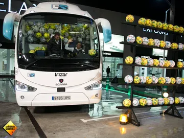Los balones y botas solidarias del autobús de Joaquín en 'El Hormiguero 3.0' llegan a la Fundación Eusebio Sacristán Los balones y botas solidarias del autobús de Joaquín en 'El Hormiguero 3.0' llegan a la Fundación Eusebio Sacristán