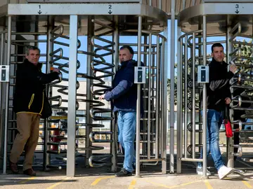 Trabajadores de Opel España salen de la factoría de Figueruelas Trabajadores de Opel España salen de la factoría de Figueruelas