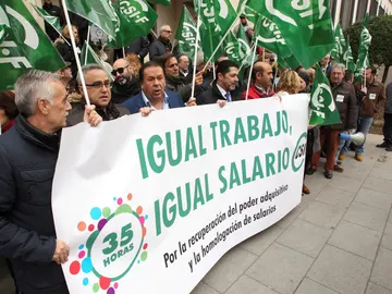Miles de funcionarios se concentran para pedir una mejora de sus condiciones laborales Miles de funcionarios se concentran para pedir una mejora de sus condiciones laborales