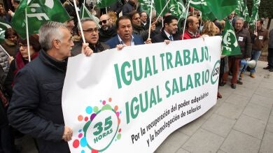 Miles de funcionarios se concentran para pedir una mejora de sus condiciones laborales