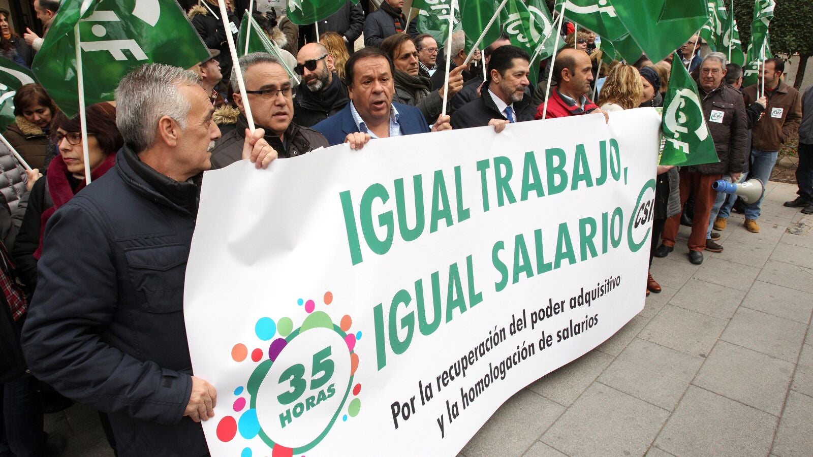 Miles de funcionarios se concentran para pedir una mejora de sus condiciones laborales