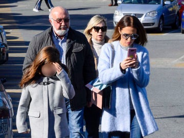 Paula Echevarría junto a su hija al salir de urgencias Paula Echevarría junto a su hija al salir de urgencias