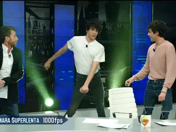 Javier Calvo interpreta su baile de moda en 'El Hormiguero 3.0' Javier Calvo interpreta su baile de moda en 'El Hormiguero 3.0'