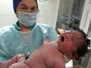 El recién nacido que ha pesado más de seis kilos