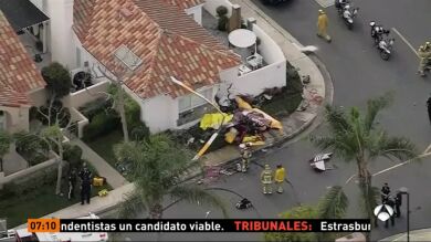 Mueren tres personas al estrellarse un helicóptero en California