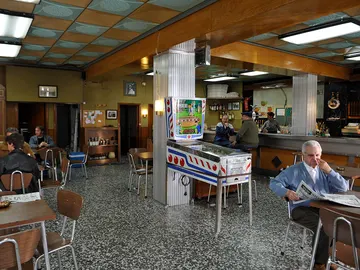 Llegamos hasta el Bar Rabal, centro de reuniones de Miguel y Sastre en 'Apaches' Llegamos hasta el Bar Rabal, centro de reuniones de Miguel y Sastre en 'Apaches'