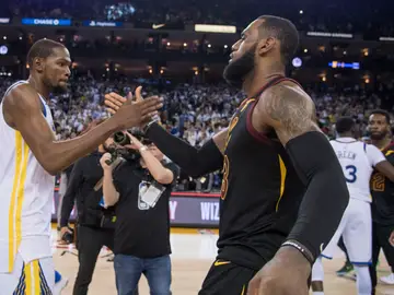 Kevin Durant y LeBron James se saludan tras un Warriors-Cavaliers Kevin Durant y LeBron James se saludan tras un Warriors-Cavaliers