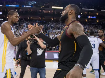 Kevin Durant y LeBron James se saludan tras un Warriors-Cavaliers Kevin Durant y LeBron James se saludan tras un Warriors-Cavaliers