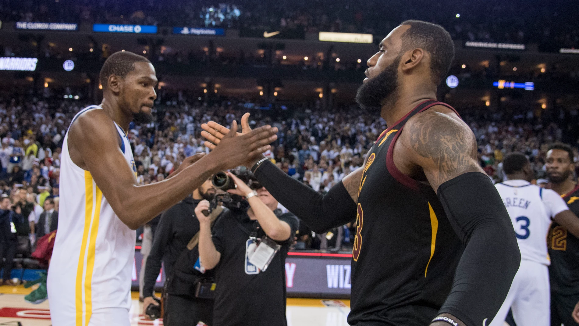 Kevin Durant y LeBron James se saludan tras un Warriors-Cavaliers Kevin Durant y LeBron James se saludan tras un Warriors-Cavaliers