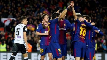 Los jugadores del Barcelona celebran el gol de Luis Suárez ante el Valencia