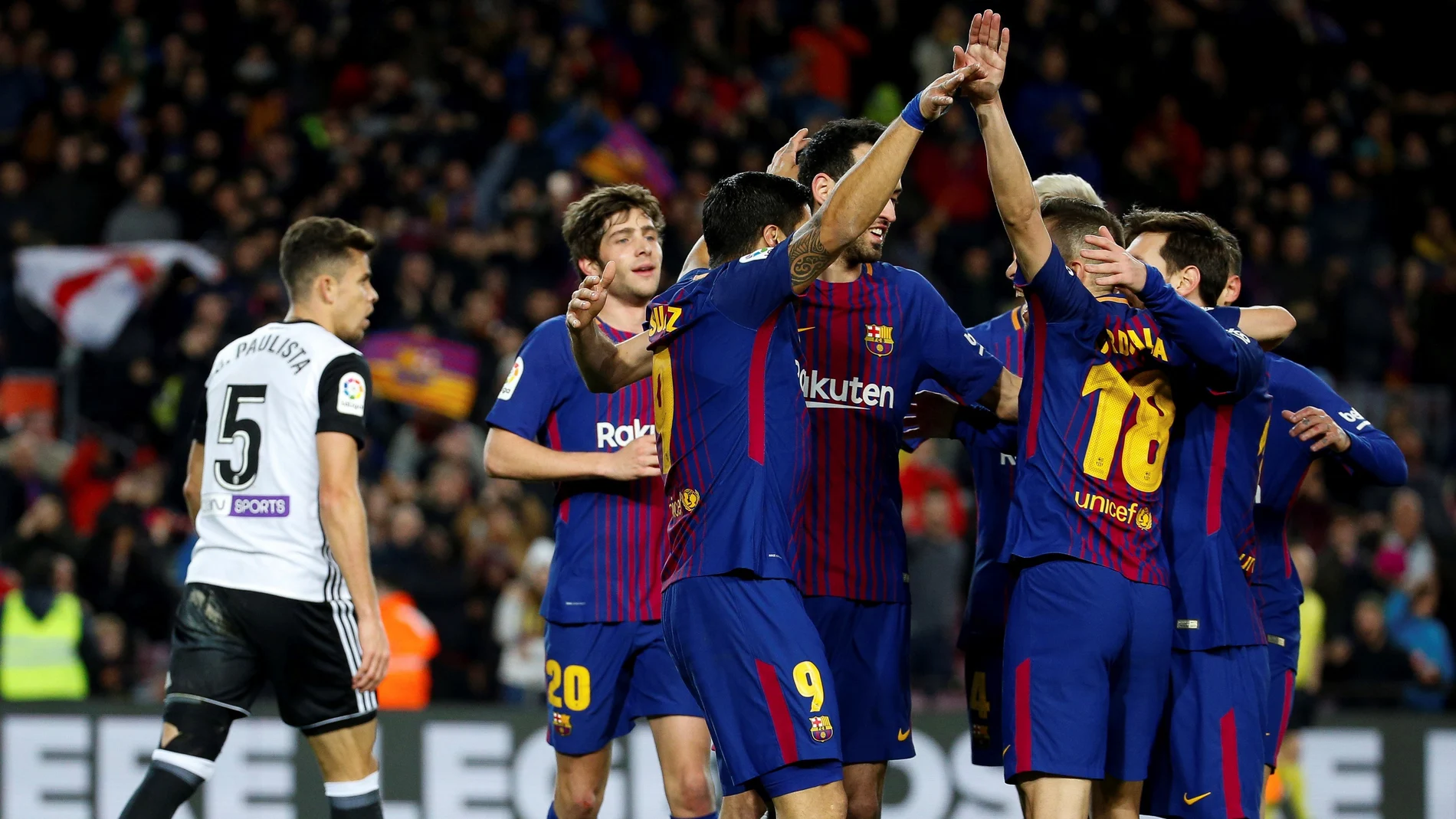 Los jugadores del Barcelona celebran el gol de Luis Suárez ante el Valencia Los jugadores del Barcelona celebran el gol de Luis Suárez ante el Valencia