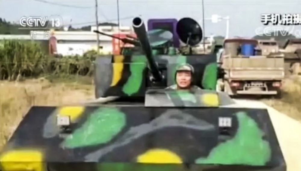 Huang, el chino que paseaba el tanque que él mismo construyó por las calles de su ciudad