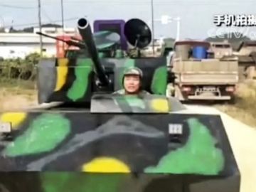 Huang, el chino que paseaba el tanque que él mismo construyó por las calles de su ciudad