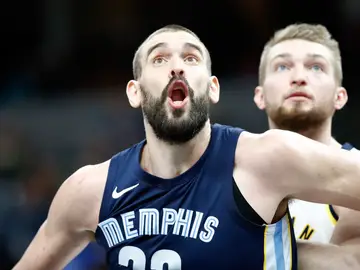 Marc Gasol pelea por un rebote ante los jugadores de los Pacers Marc Gasol pelea por un rebote ante los jugadores de los Pacers