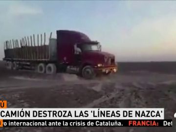Un camión pasa por encima de las líneas de Nazca en Perú