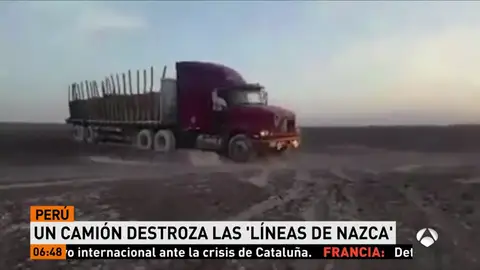 Un camión pasa por encima de las líneas de Nazca en Perú Un camión pasa por encima de las líneas de Nazca en Perú
