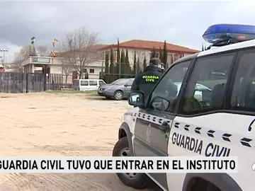 Investigados cuatro alumnos de un instituto de Granada por agresión a una docente y a un compañero Investigados cuatro alumnos de un instituto de Granada por agresión a una docente y a un compañero