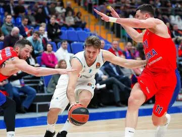Doncic intenta avanzar ante la defensa del CSKA Doncic intenta avanzar ante la defensa del CSKA