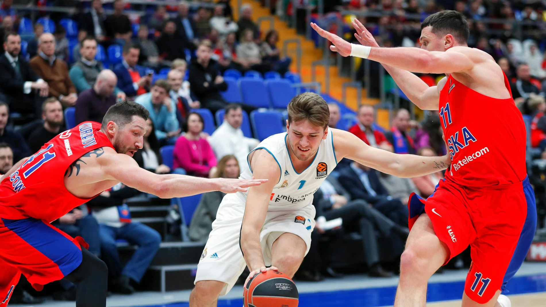 Doncic intenta avanzar ante la defensa del CSKA Doncic intenta avanzar ante la defensa del CSKA