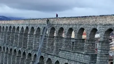 Un hombre pasa una hora y media subido al acueducto de Segovia, desde donde amenazaba con tirarse Un hombre pasa una hora y media subido al acueducto de Segovia, desde donde amenazaba con tirarse