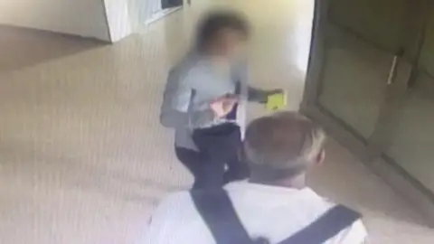 Una mujer detenida por robar a ancianos con el método de "el abrazo cariñoso" Una mujer detenida por robar a ancianos con el método de "el abrazo cariñoso"