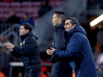 Valverde da indicaciones en la banda ante el Valencia