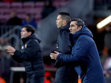 Valverde da indicaciones en la banda ante el Valencia Valverde da indicaciones en la banda ante el Valencia