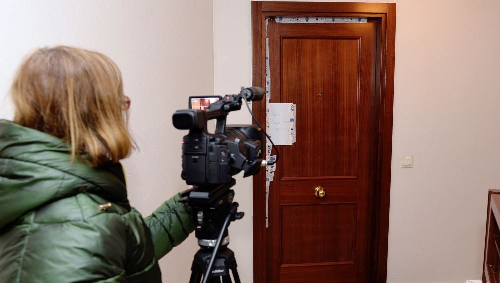Imagen de la puerta precintada de la vivienda en la que apareció el cuerpo de una mujer