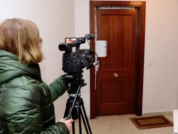 Imagen de la puerta precintada de la vivienda en la que apareció el cuerpo de una mujer Imagen de la puerta precintada de la vivienda en la que apareció el cuerpo de una mujer