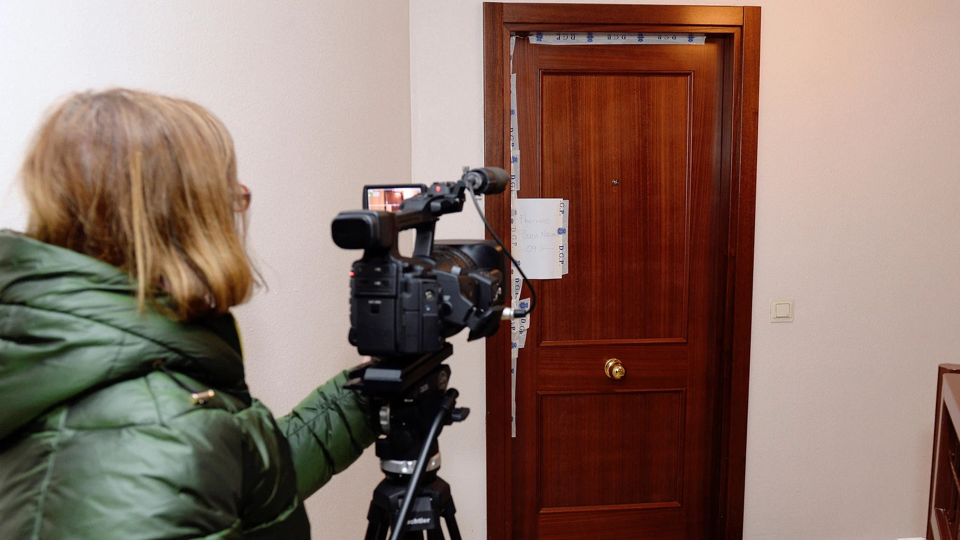 Imagen de la puerta precintada de la vivienda en la que apareció el cuerpo de una mujer Imagen de la puerta precintada de la vivienda en la que apareció el cuerpo de una mujer