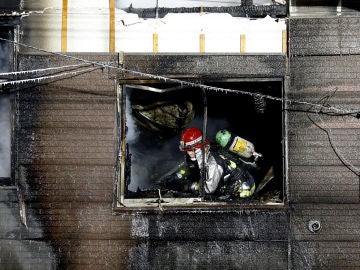 Imagen de un bombero inspeccionando los daños del incendio en Sapporo