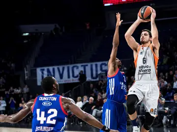 Alberto Abalde trata de anotar una canasta ante el Anadolu Alberto Abalde trata de anotar una canasta ante el Anadolu