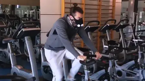 Gareth Bale entrena con su máscara de altura Gareth Bale entrena con su máscara de altura