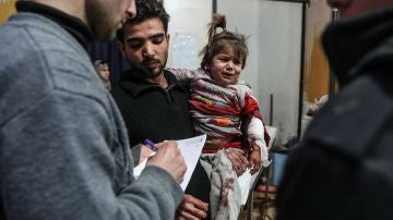 Una niña herida recibe atención médica después de bombardeos