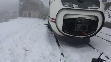 Tren atrapado por la nieve a la altura de la Estacion de Inoso-Oiardo Tren atrapado por la nieve a la altura de la Estacion de Inoso-Oiardo