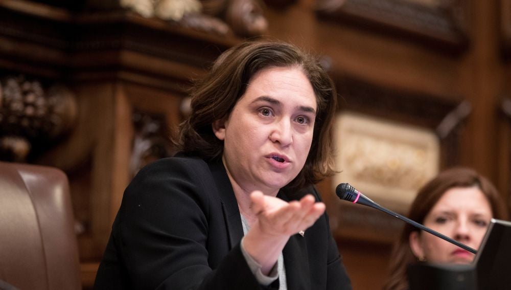 La alcaldesa de Barcelona, Ada Colau, durante el pleno extraordinario en el que ha perdido la moción de confianza que ha presentado