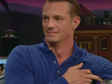 Joel Kinamman mostrando su tatuaje Joel Kinamman mostrando su tatuaje