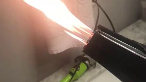 Una joven, a punto de abrasarse al estrenar un secador 'lanzallamas'