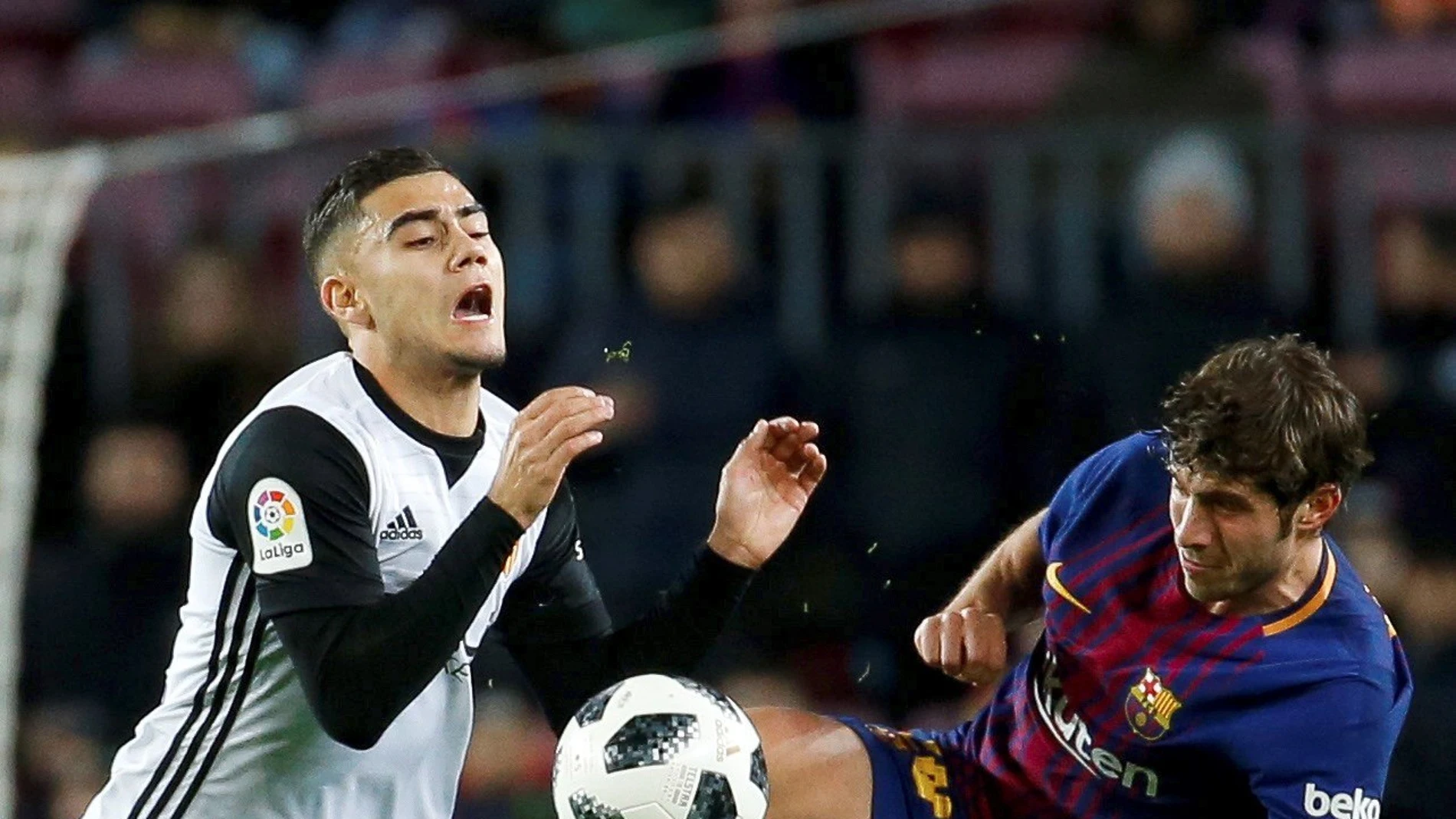 Pereira se duele tras la entrada de Sergi Roberto Pereira se duele tras la entrada de Sergi Roberto