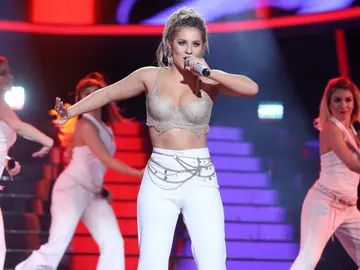Lucía Gil se pone rastas para cantar ‘Dime’ como Beth Lucía Gil se pone rastas para cantar ‘Dime’ como Beth