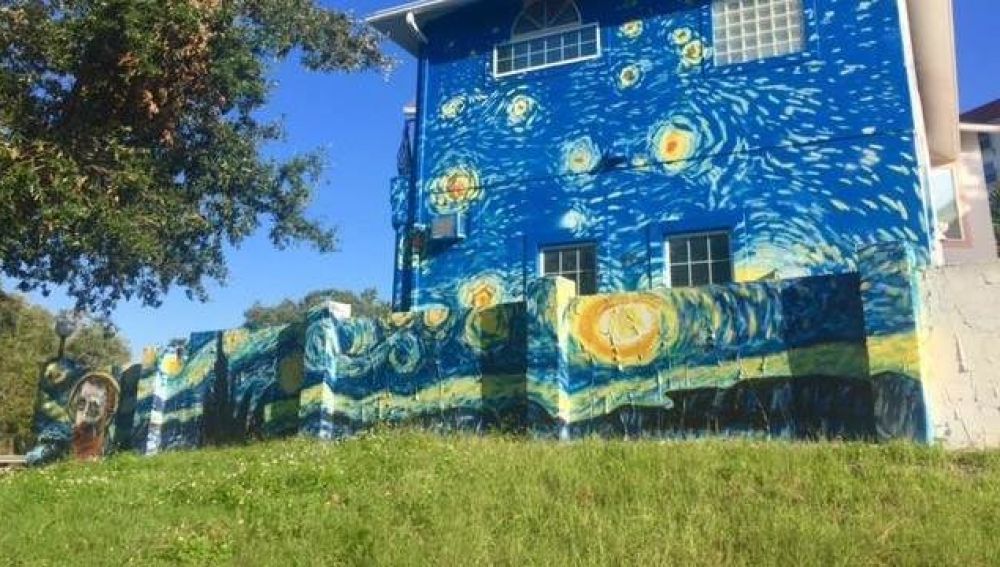 La casa con 'La Noche Estrellada' en su fachada
