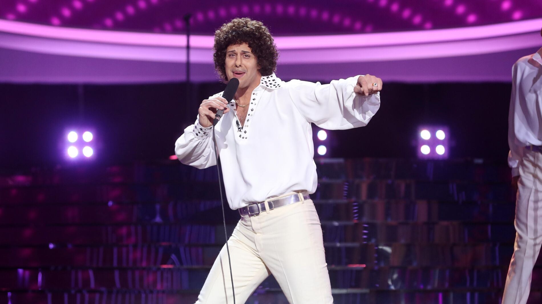 David Amor nos deleita como Izhar Cohen con su exitoso ‘A-Ba-Ni-Bi’