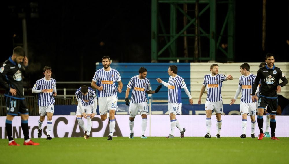 Los jugadores de la Real Sociedad celebran uno de los goles ante el Deportivo