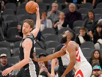 James Harden defiende a Pau Gasol James Harden defiende a Pau Gasol