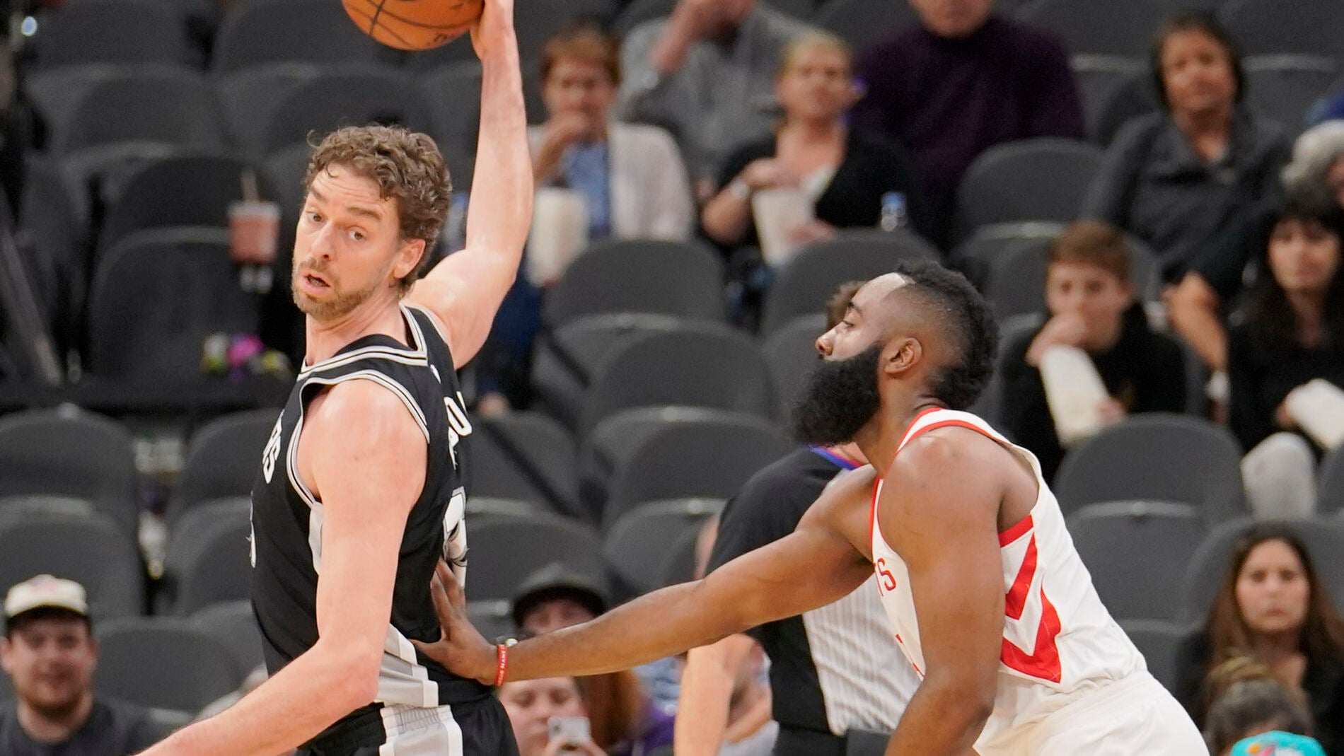 James Harden defiende a Pau Gasol