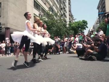 Ballet en la calle contra los recortes en Argentina