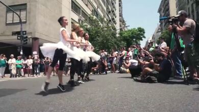 Un grupo de bailarines interpreta baila 'El lago de los cisnes' en plena calle para protestar contra los recortes en Argentina