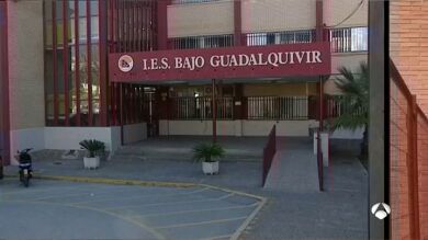 Expulsan a dos alumnos de un instituto de Lebrija por retener a su profesor y golpearle con un madero en la cabeza